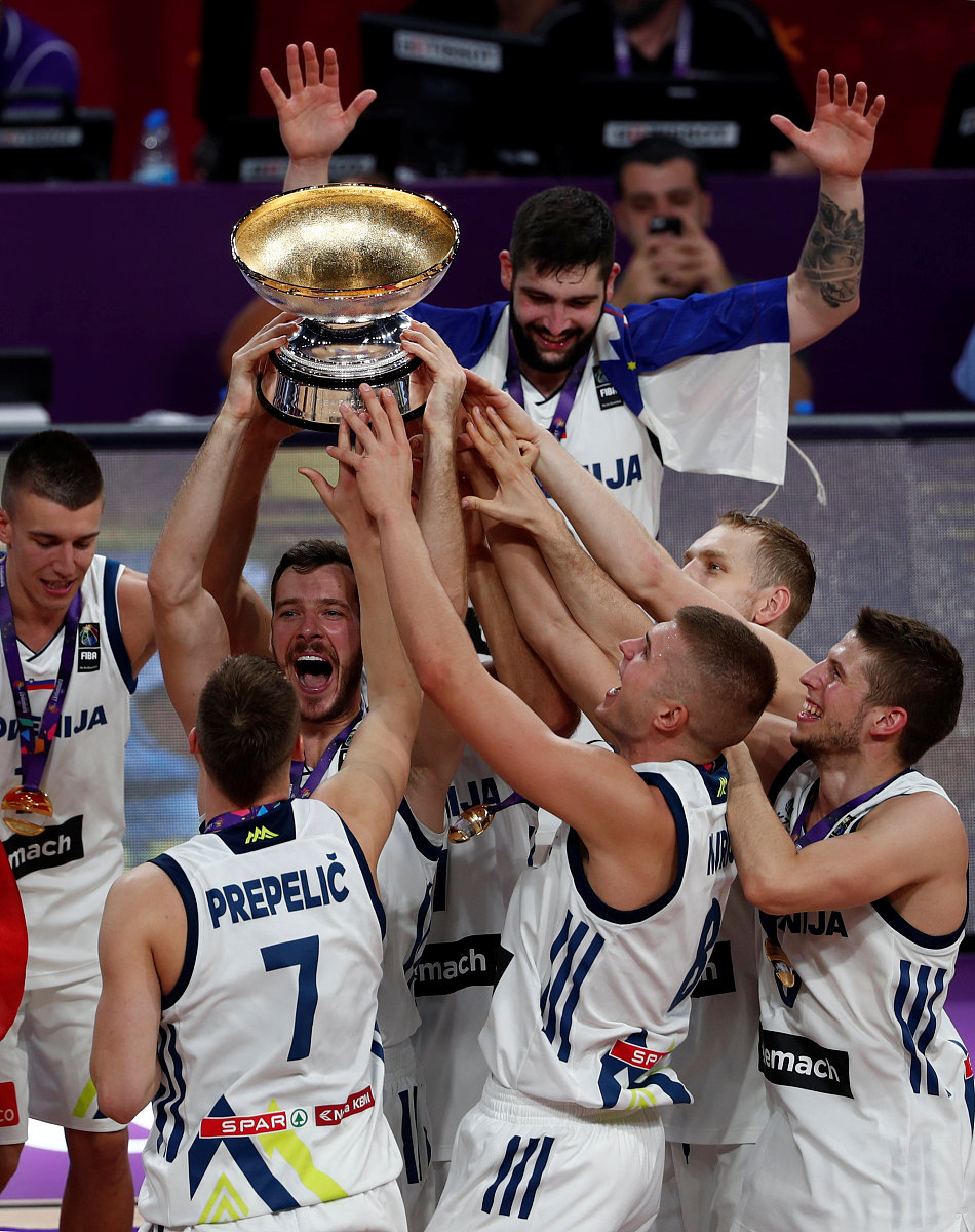 亚博-击剑淘汰赛上演强强对话，渝州犀牛队强势反弹陇右飞鹰队，团队配合流畅；球迷期待下一战的简单介绍