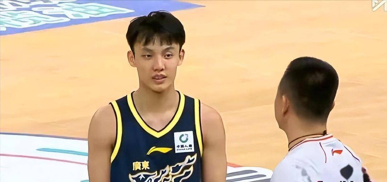 亚博-深圳男篮发布备战花絮，关键时刻临场应变，CBA常规赛任务艰巨，年轻球员得到机会的简单介绍