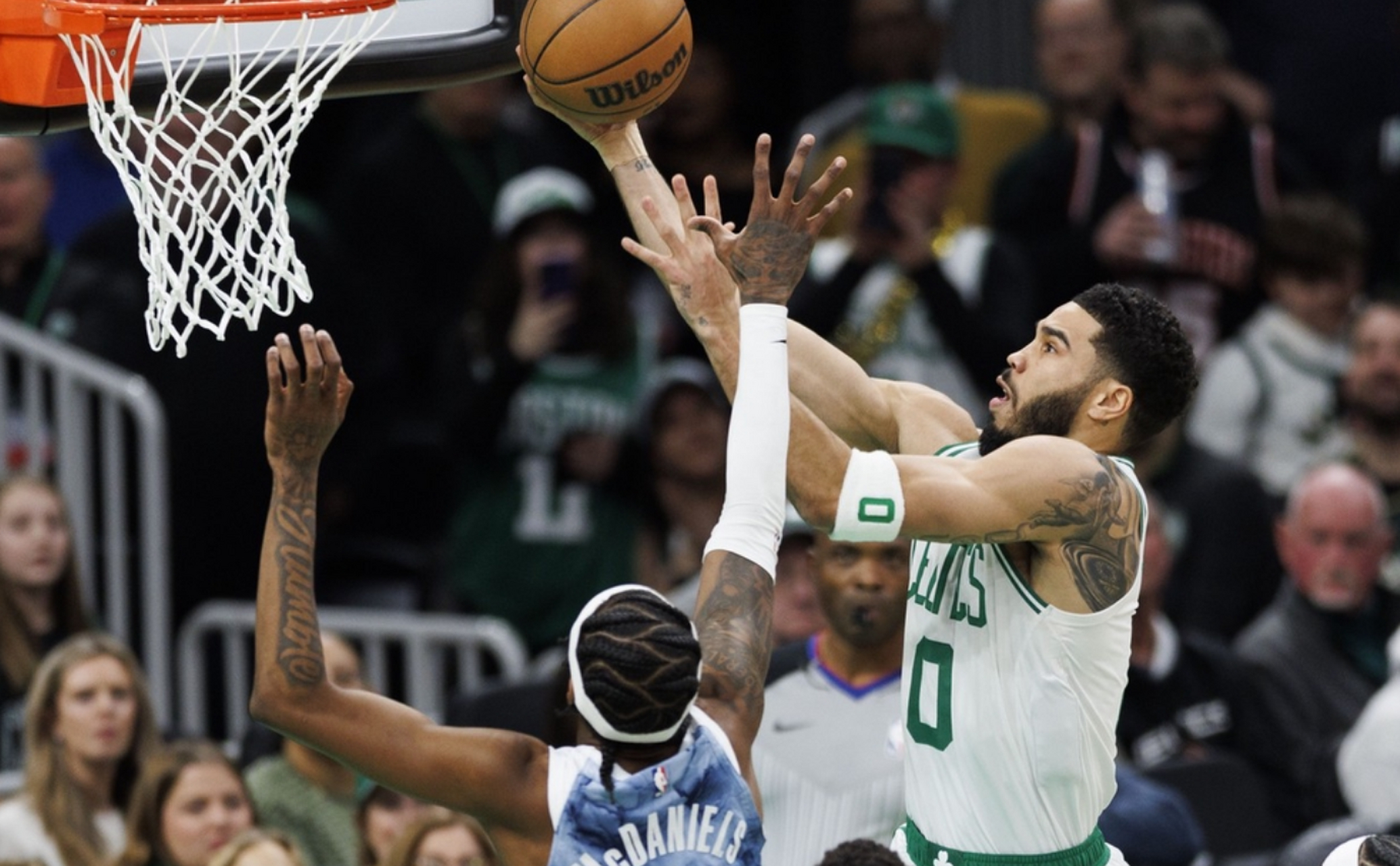 亚博-塔图姆在热火比赛中势不可挡，关键助攻引发热议！的简单介绍